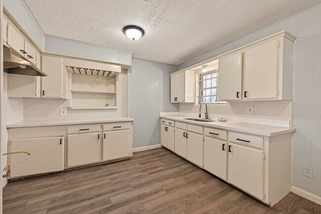 Building Photo - Affordable 4-Bedroom 2-Bathroom Convenient South Houston Home Near Medical Center & City Access