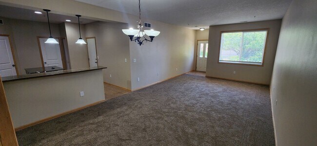 Building Photo - Rare 3 bedroom, 2.5 bathroom rental home w...