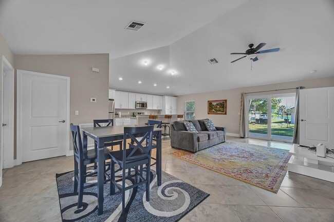 Building Photo - 713 SE East Ave