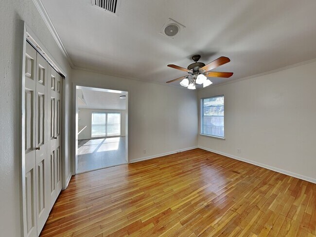 Building Photo - 1019 Park Center St