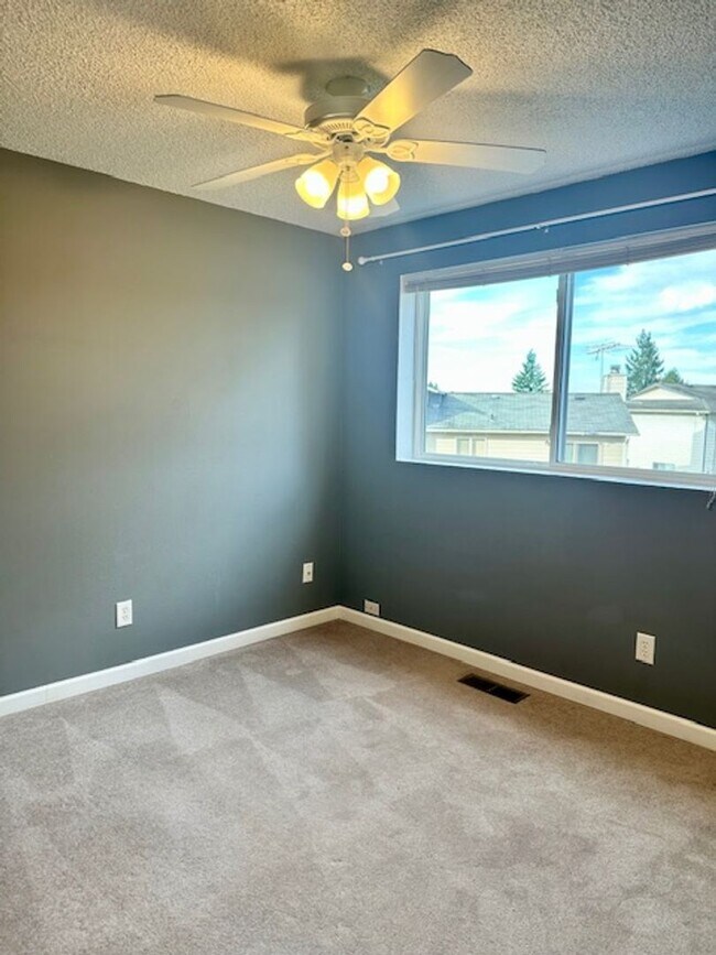 Building Photo - 4 bedroom -Split level and large deck/fenced yard!