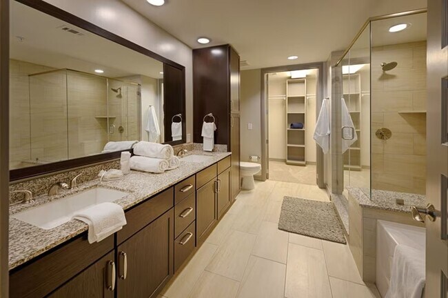 Building Photo - Luxury & Convenience in Houston!