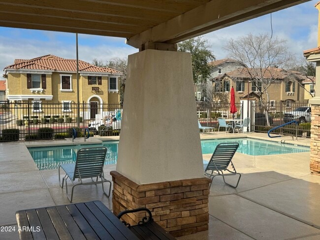 Building Photo - 446 N Alder Ct