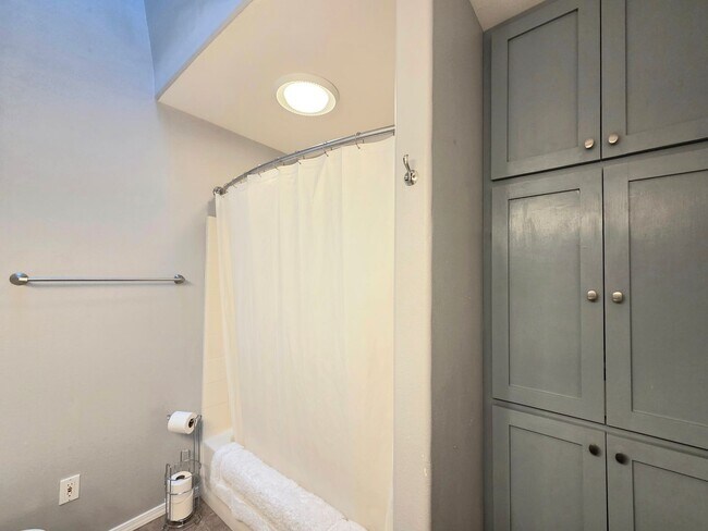 Building Photo - Grandiose Home on 1 Acre -- in East Wenatchee for Rent!! **5 Bed, 3 Bath**