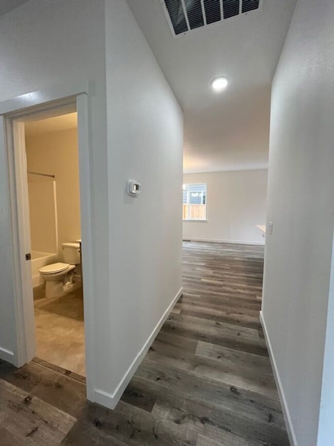 Building Photo - 3 Bedroom 2 Bath Silverton OR