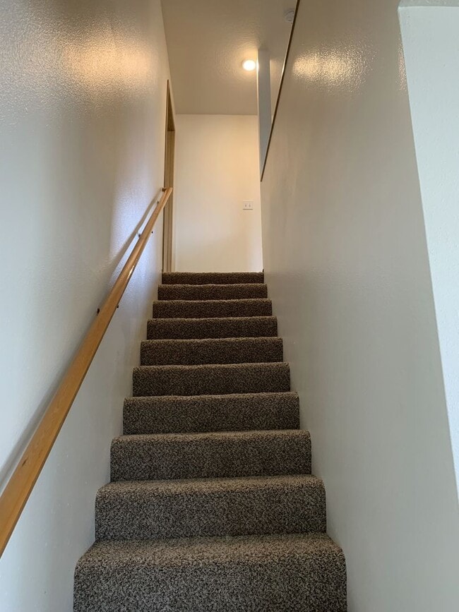 Building Photo - 3 bedroom, 2 1/2 bath home in quiet Scappo...