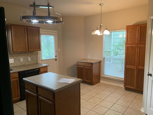 Building Photo - *MOVE IN SPECIAL* Charming 3BD/2.5BA With Deck — Loop 1604 & Potranco!