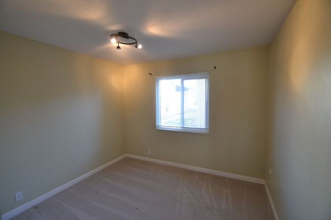 Building Photo - New Updated Main Level Condo with 24/7 Sec...