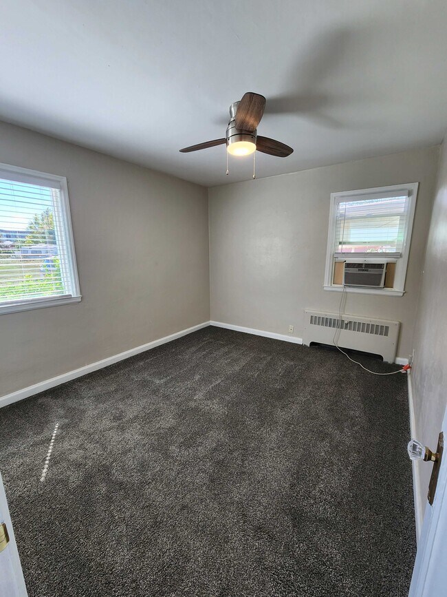 Building Photo - 210 E 4800 S