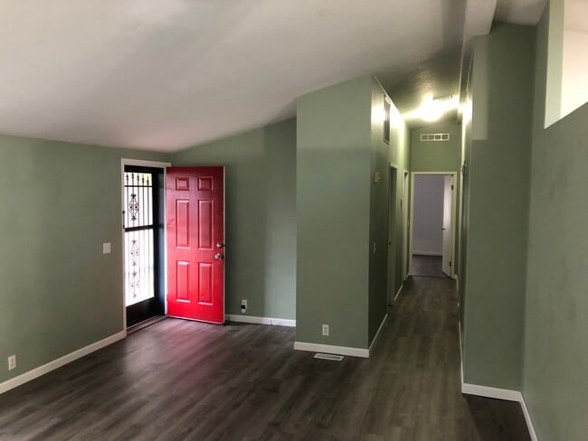Building Photo - Large 4 Bedroom House in Sheridan