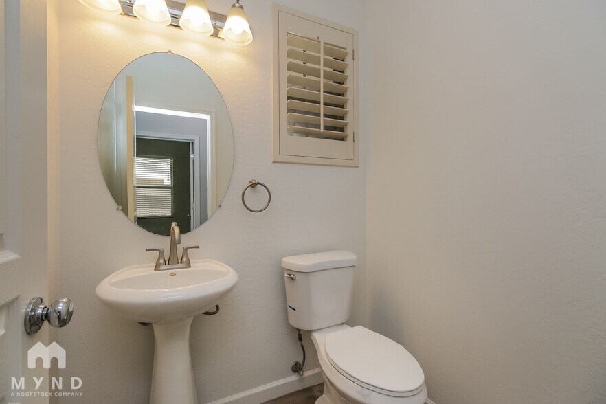 Building Photo - 1635 S Starling Dr