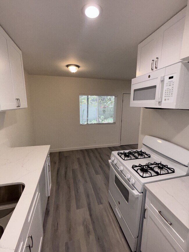 Building Photo - 415 Loma Dr