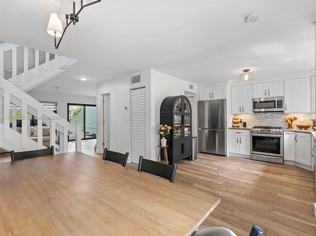 Building Photo - 10548 SW 112th Ave