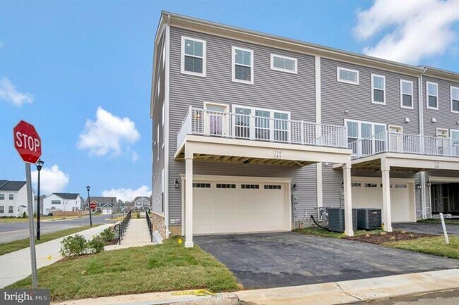 Building Photo - Great Townhome in Embrey Mill