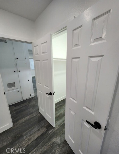 Building Photo - 714 W 95th St