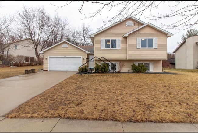 Building Photo - 2922 Northern Valley Dr NE