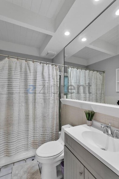Building Photo - Unit