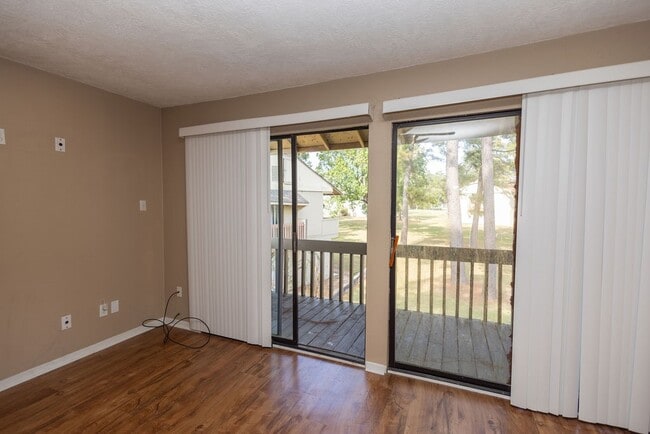 Building Photo - 15919 Golf Club Dr