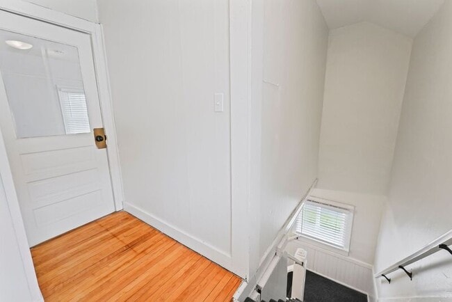 Building Photo - 2 New St