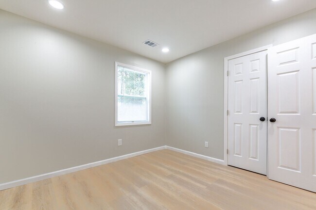 Building Photo - 1000 Rampart Pl