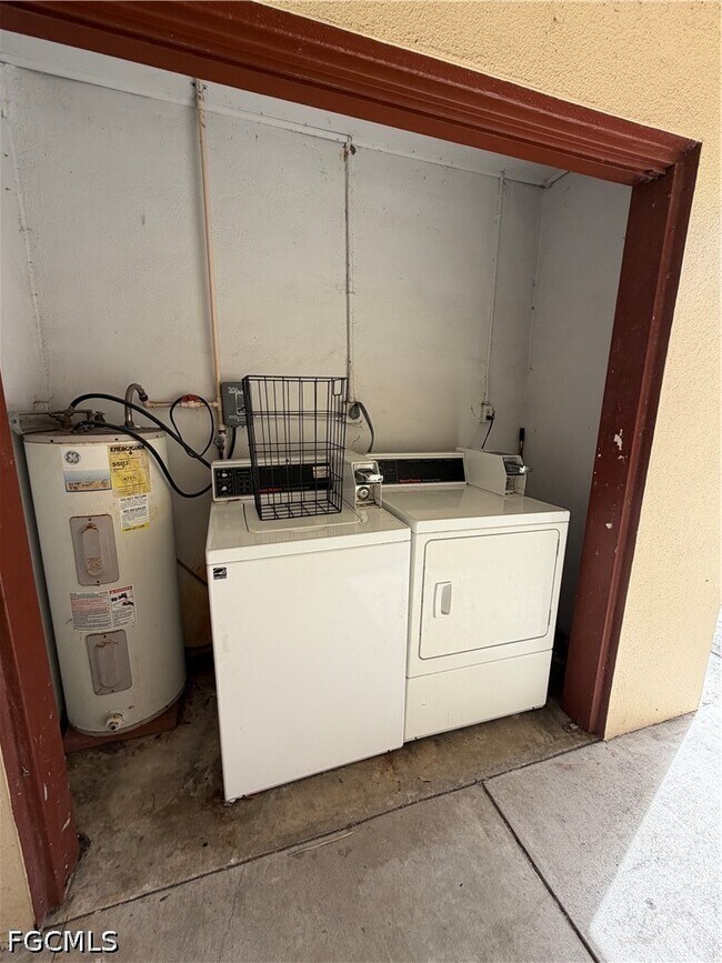 Building Photo - 1920 W Lakeview Blvd