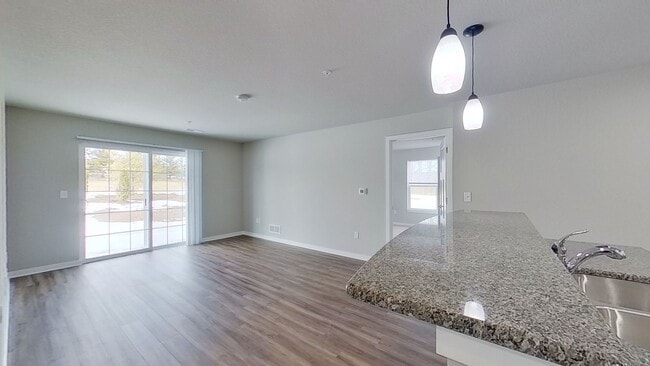 Building Photo - Condo Style Lower 2 Bedroom 2 Bathroom plus Den Apartment