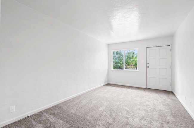 Building Photo - Newly Updated Oakland 3-Bed: Off-Street Pa...
