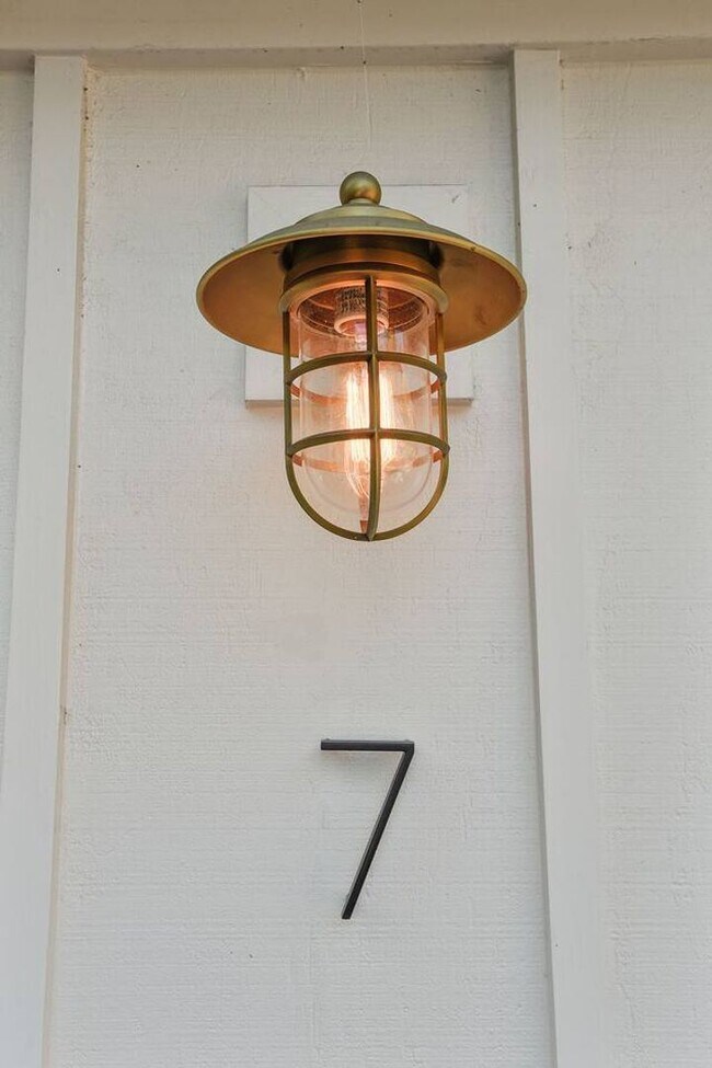Building Photo - High end, fully furnished (or unfurnished) pair of cottages in Downtown Mill Valley! PROGRESSIVE