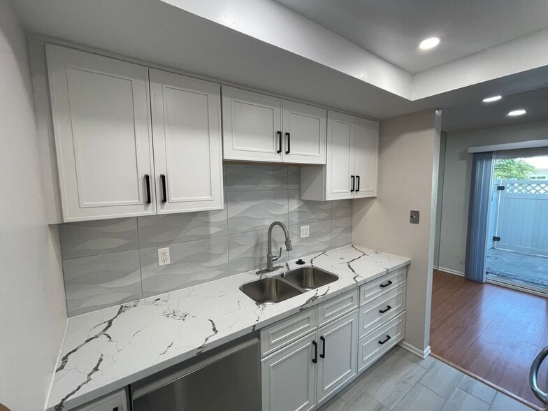 Building Photo - 228 S Esplanade St