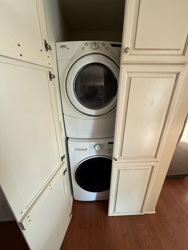 Building Photo - Beverly Manor 946