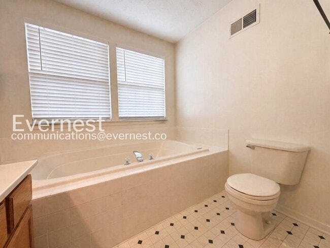 Building Photo - 3 Bed/2 Bath Townhome with Garage / Pet-Friendly / Vouchers Accepted / Available Now!