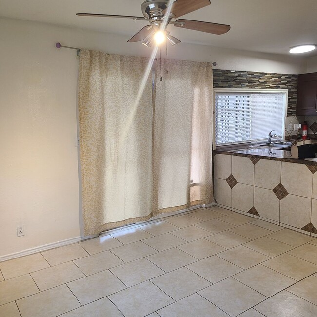 Building Photo - Spacious 2 BR/2.5 bath townhome near the Medical Center w/a fenced in yard!