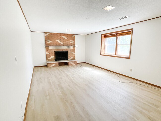 Building Photo - 1172 Highview Dr