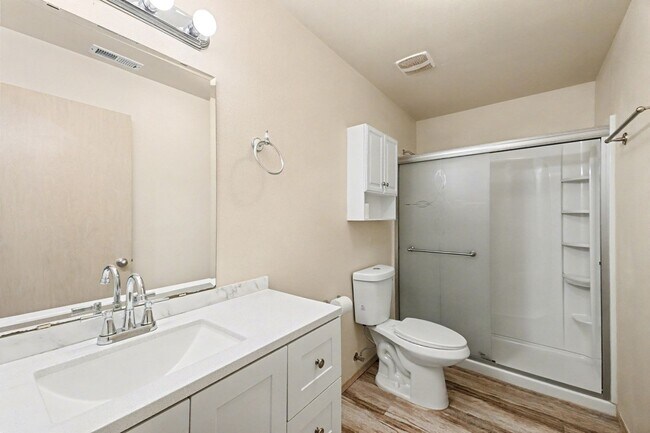 Building Photo - 4 bed 2.5 bath available now in Bothell