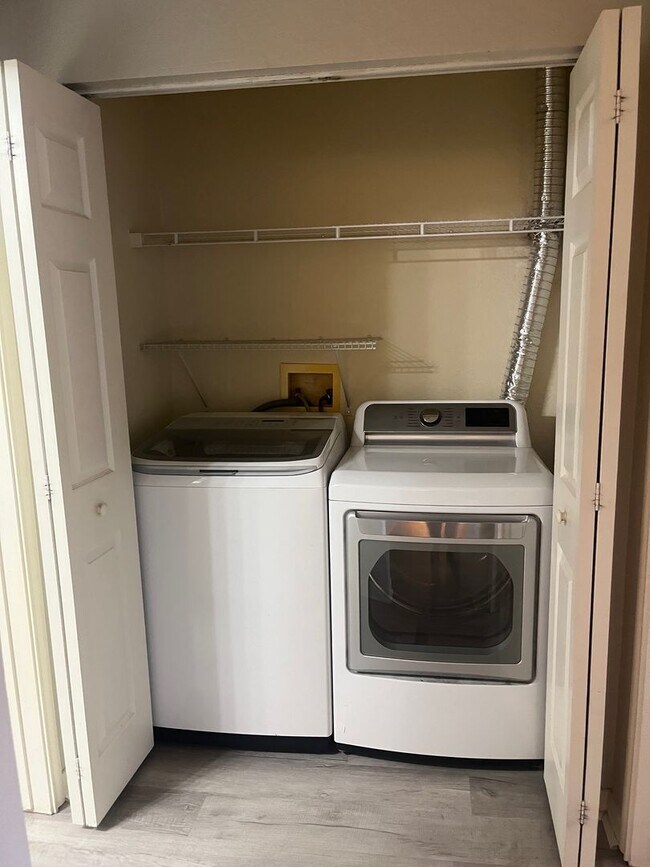 Building Photo - Gorgeous 2 bedroom with Courtyard view!