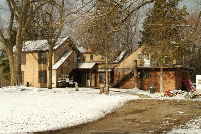 Building Photo - 3820 Pontiac Lake Rd