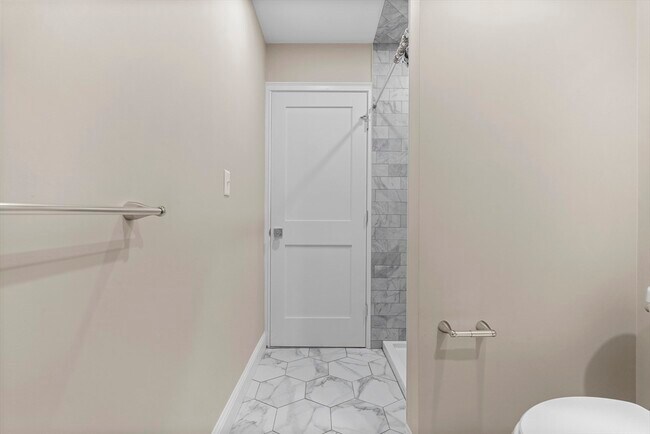 Building Photo - 769 E 6th St