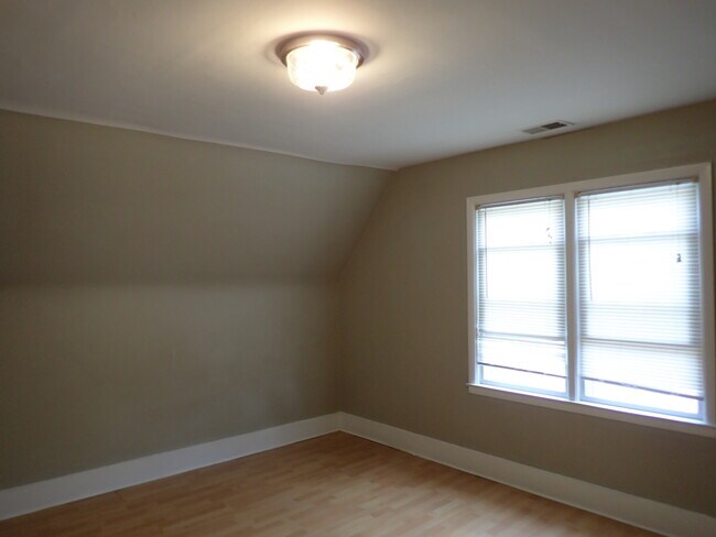 Building Photo - 929 E Clarke St