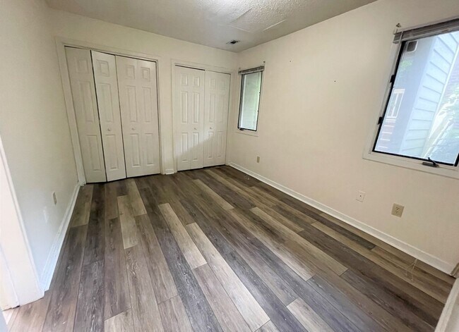 Building Photo - Updated, polished 2br END UNIT in Mill Cre...