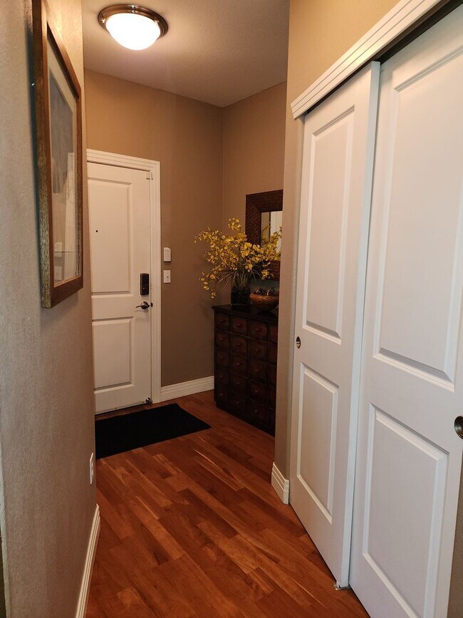 Building Photo - LOCATION, FULLY FURNISHED and LUXURY! Cher...