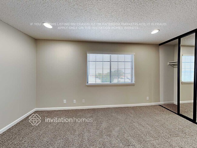 Building Photo - 120 Persimmon Dr