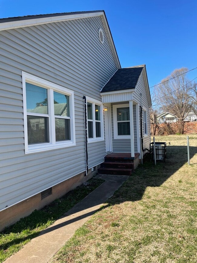 Building Photo - 1 bed 1 bath duplex nestled in Chickasha Oklahoma! large yard, laundry connections, NEWLY REMODELED!