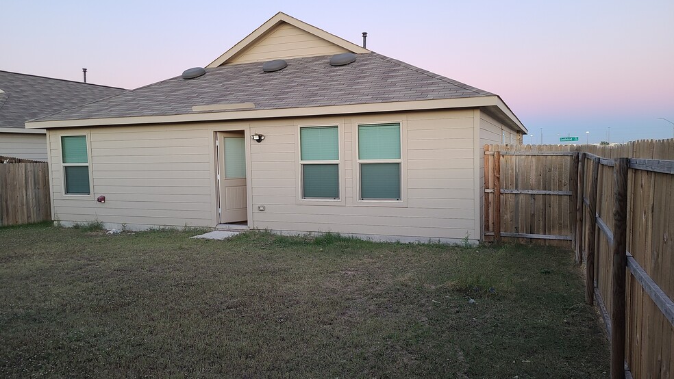 Building Photo - 14301 Saddlebred Way