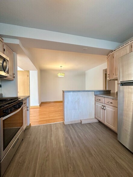 Building Photo - 6940 Jamieson Ave