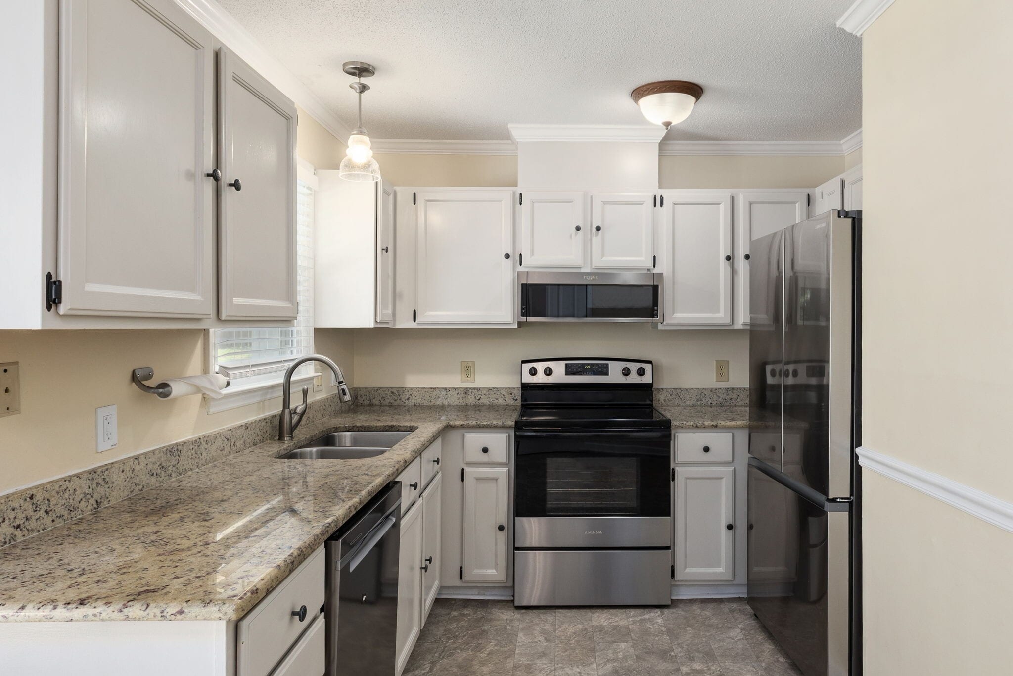 Kitchen featuring SS appliances and granite countertops - 940 Skylar Ct
