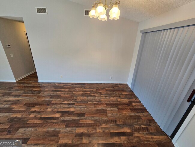 Building Photo - 425 Sunnyside Dr