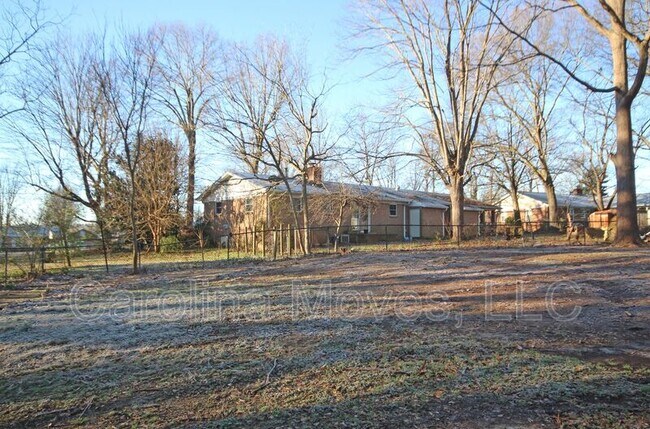 Building Photo - 16 Ashwood Ave