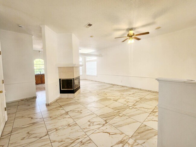 Building Photo - 915 Tony Sanchez Dr SE