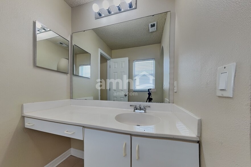 Building Photo - 224 Sawyerwood Pl
