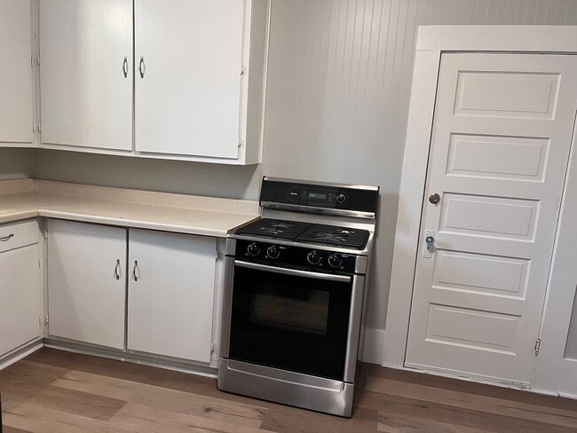 Building Photo - Recently Remodeled Home Close to Medical M...